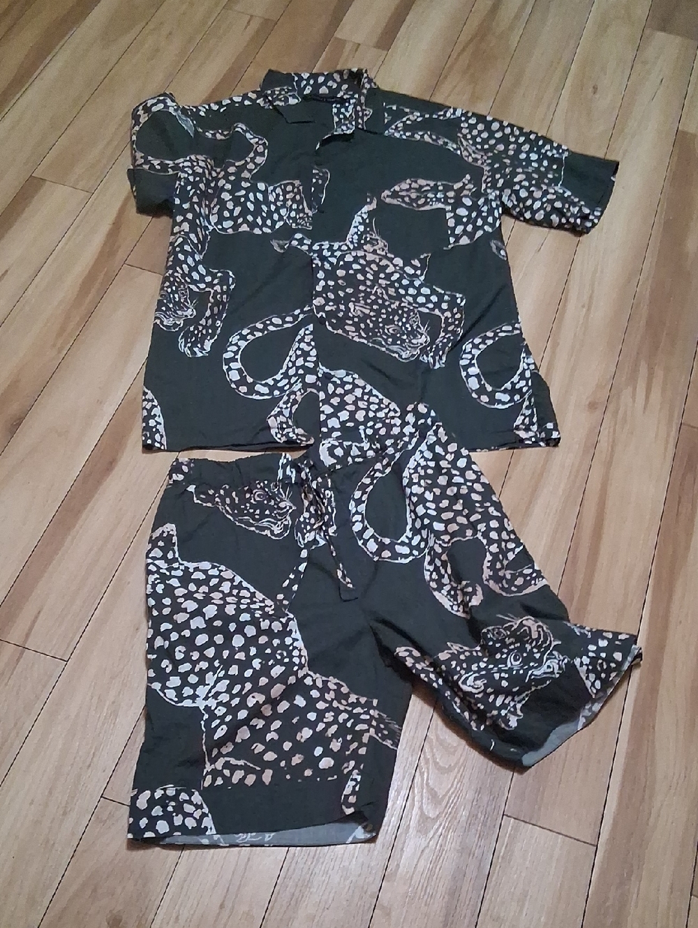 Men  Olive Green Leopard Desmond & Dempsey Print Pajama Set .